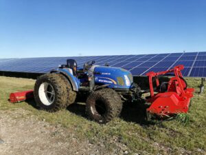 Stilstaand werktuig naast zonnepanelen