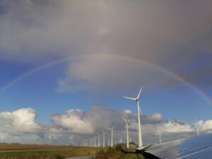 Windmolen met regenboog