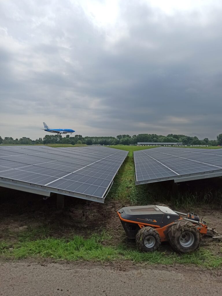 Grasmaaien op vliegveld Rotterdam